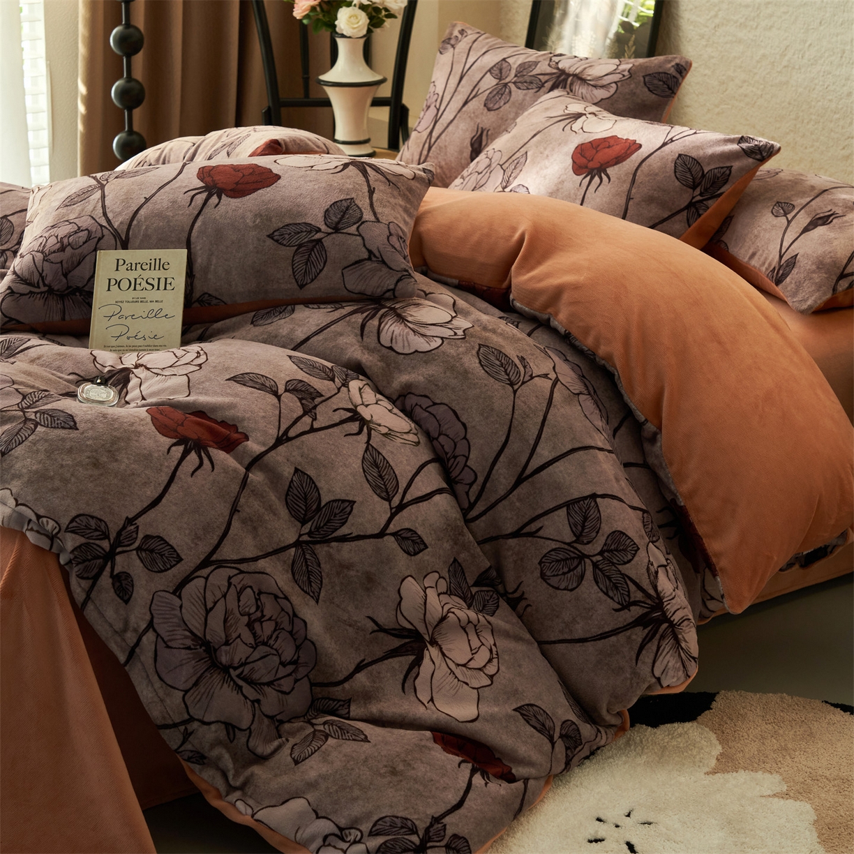 91家纺网 家纺一手货源 找家纺 金鹰 2025新款A类数码印花牛奶绒四件套绒套件 漫游玫瑰