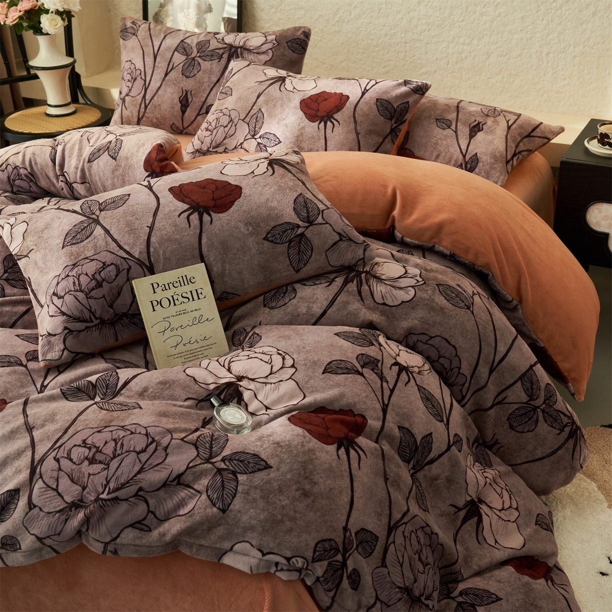 91家纺网 家纺一手货源 找家纺 金鹰 2025新款A类数码印花牛奶绒四件套绒套件 漫游玫瑰