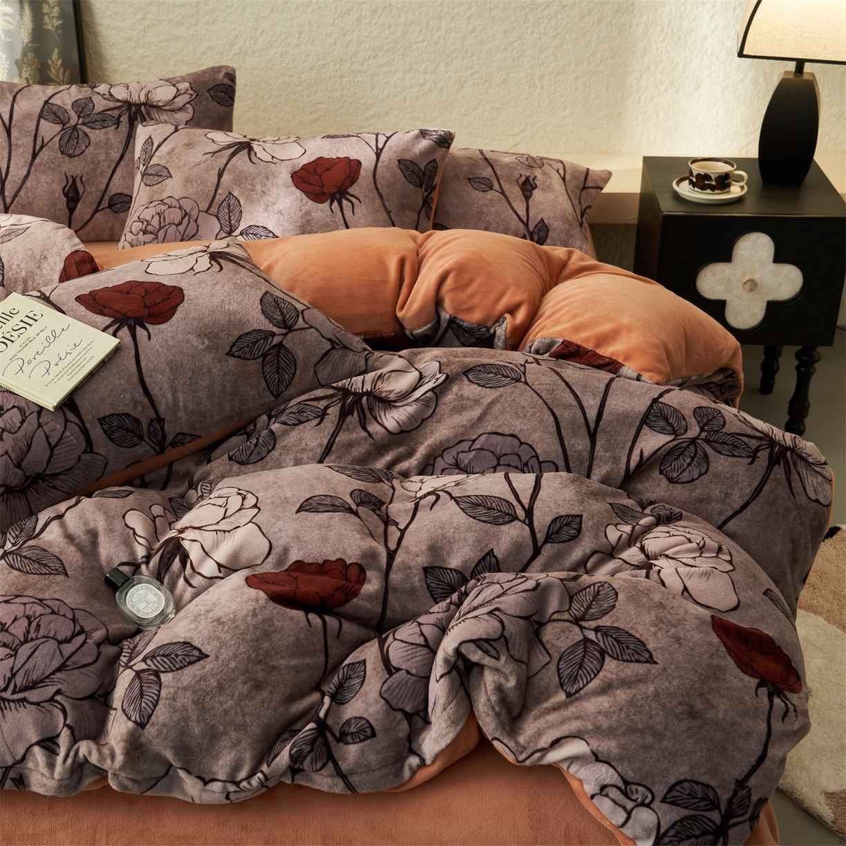 91家纺网 家纺一手货源 找家纺 金鹰 2025新款A类数码印花牛奶绒四件套绒套件 漫游玫瑰