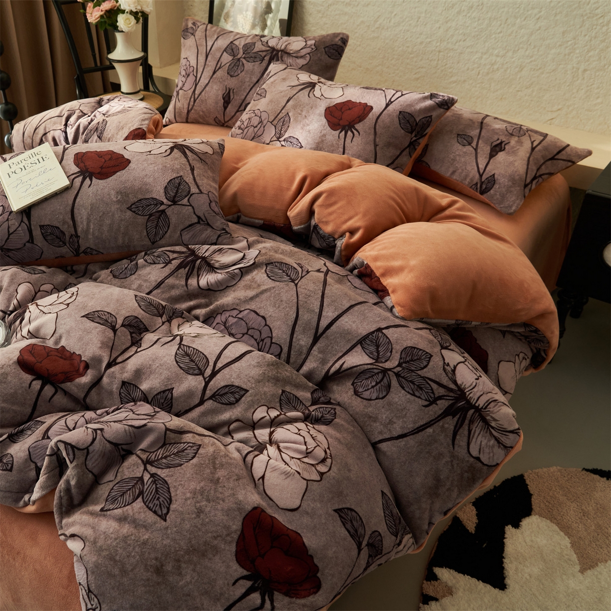 91家纺网 家纺一手货源 找家纺 金鹰 2025新款A类数码印花牛奶绒四件套绒套件 漫游玫瑰