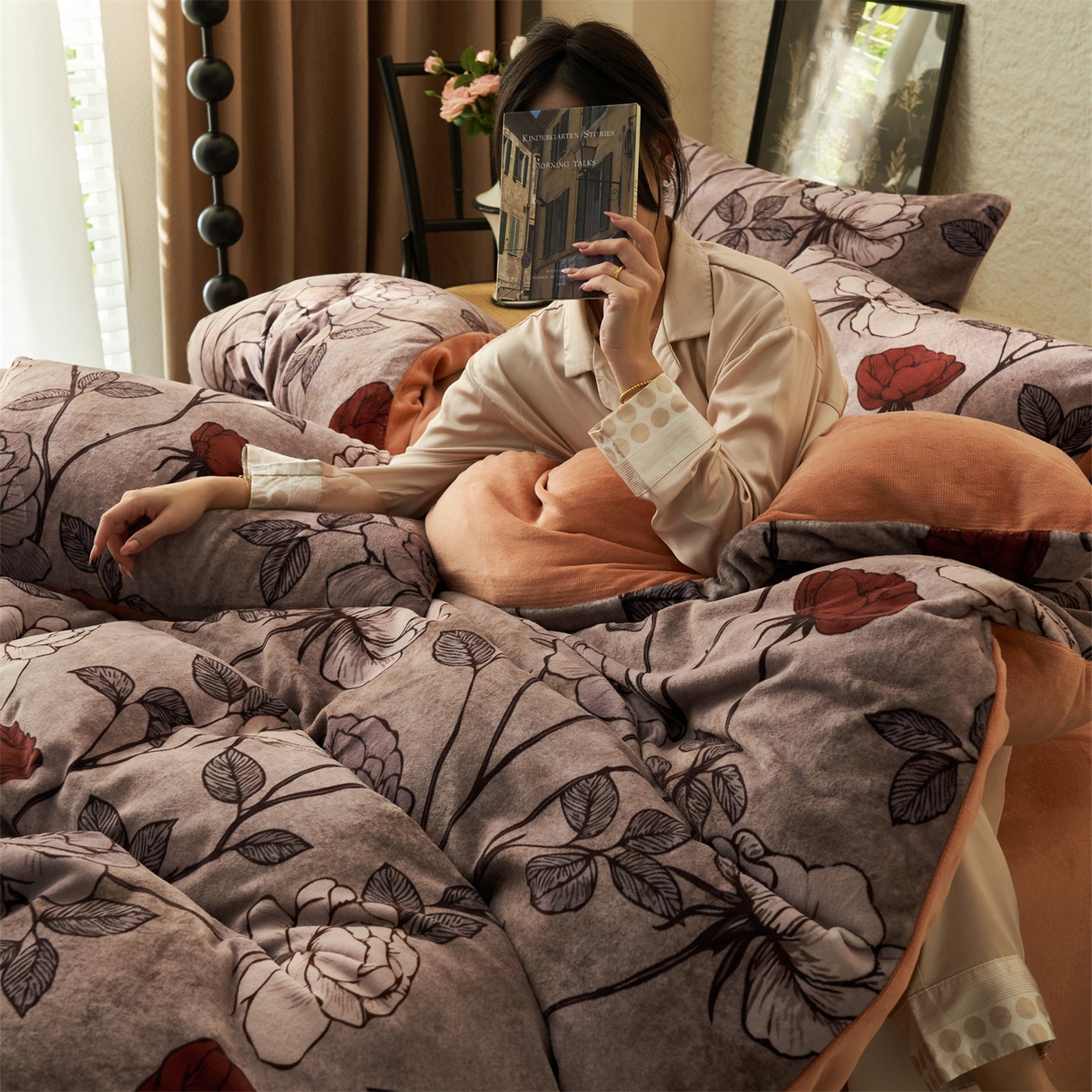 91家纺网 家纺一手货源 找家纺 金鹰 2025新款A类数码印花牛奶绒四件套绒套件 漫游玫瑰