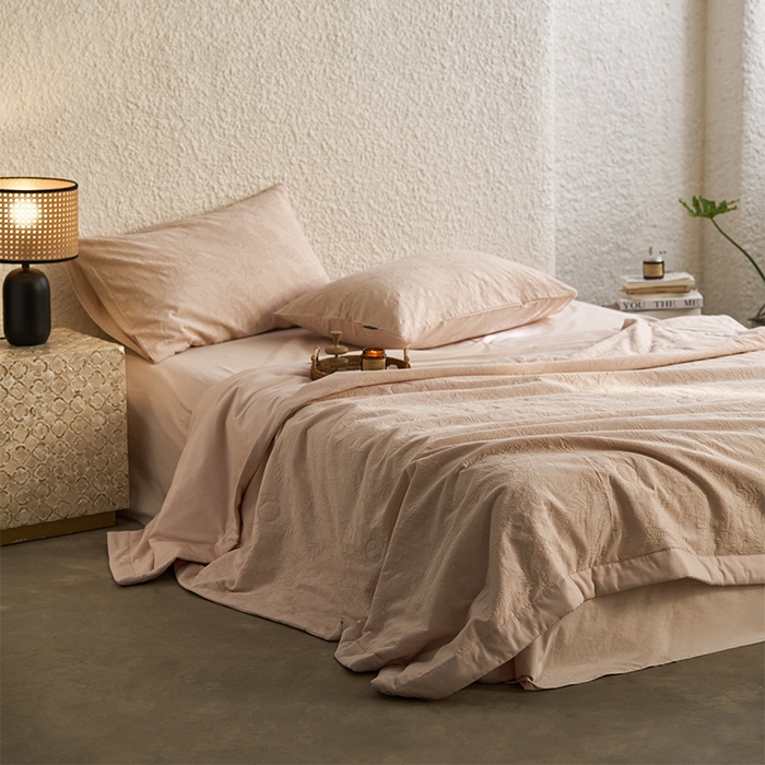 91家纺网 家纺一手货源 找家纺 宜代光年 2025新款60s水洗棉全棉提花夏被 海棠