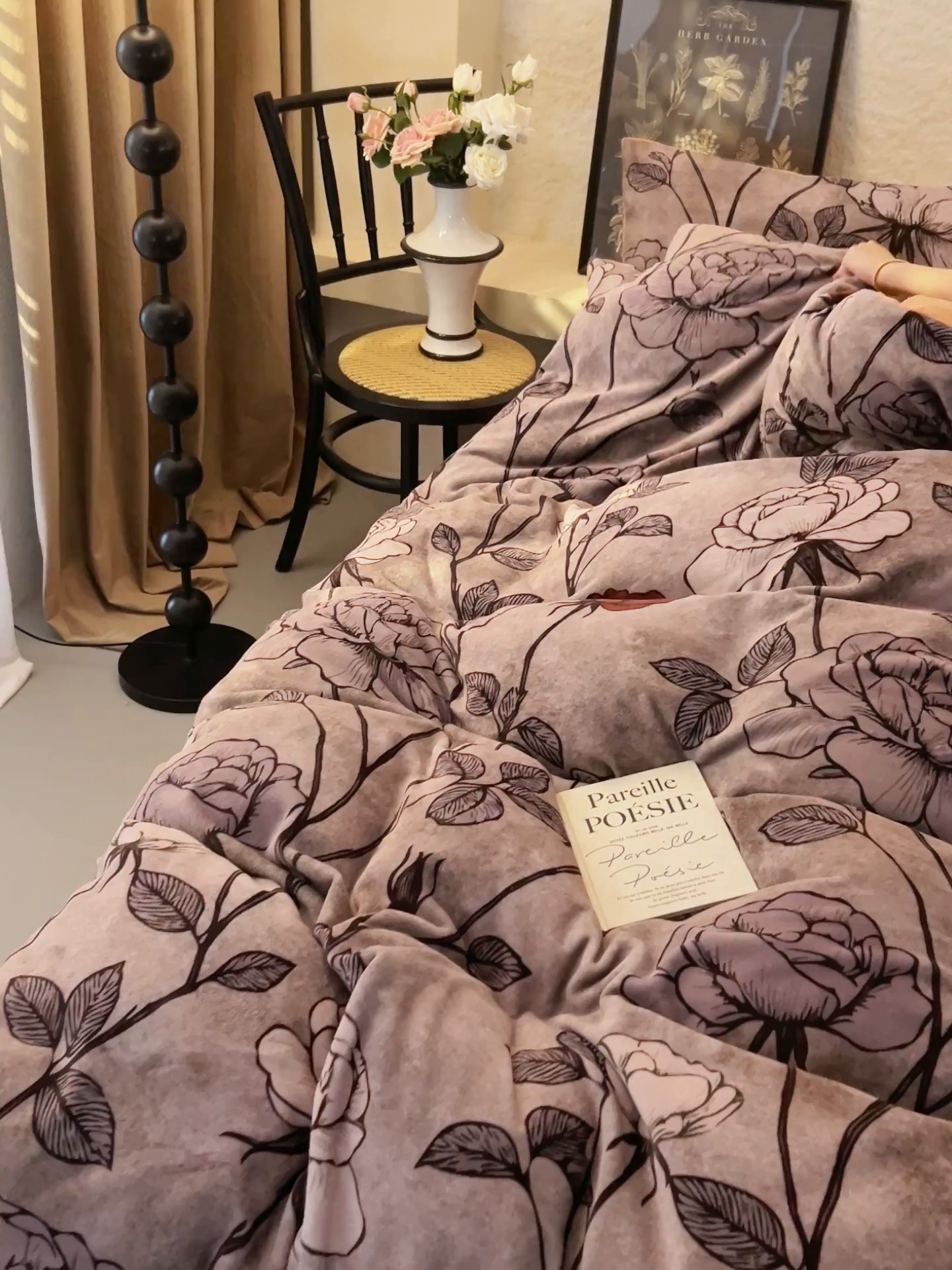 91家纺网 家纺一手货源 找家纺 金鹰 2025新款A类数码印花牛奶绒四件套绒套件 漫游玫瑰