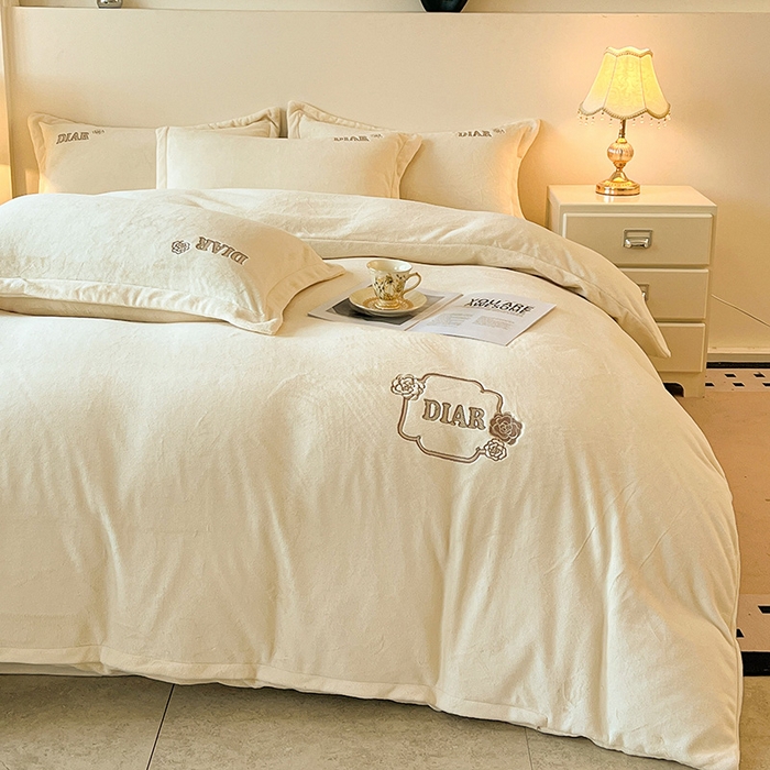 91家纺网 家纺一手货源 找家纺 梦莱斯 2025全消光加厚牛奶绒四件套 - 山茶花系列 山茶花-奶白