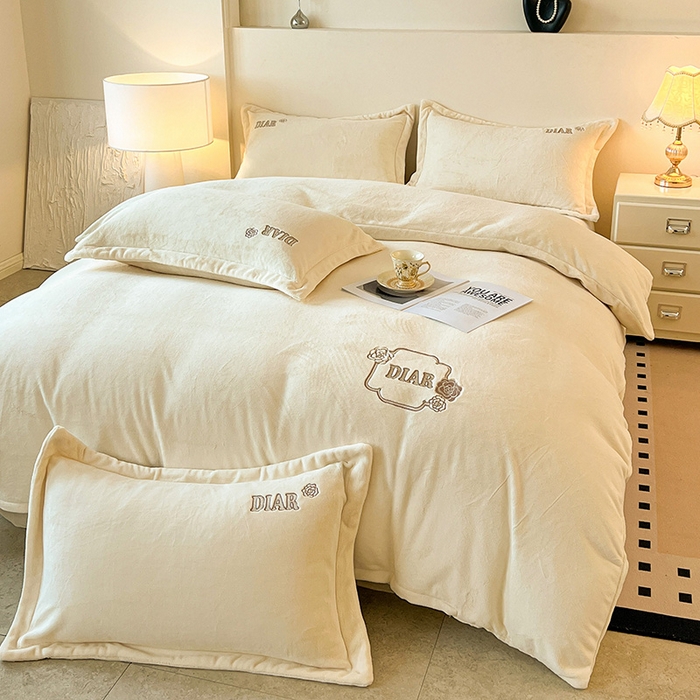 91家纺网 家纺一手货源 找家纺 梦莱斯 2025全消光加厚牛奶绒四件套 - 山茶花系列 山茶花-奶白