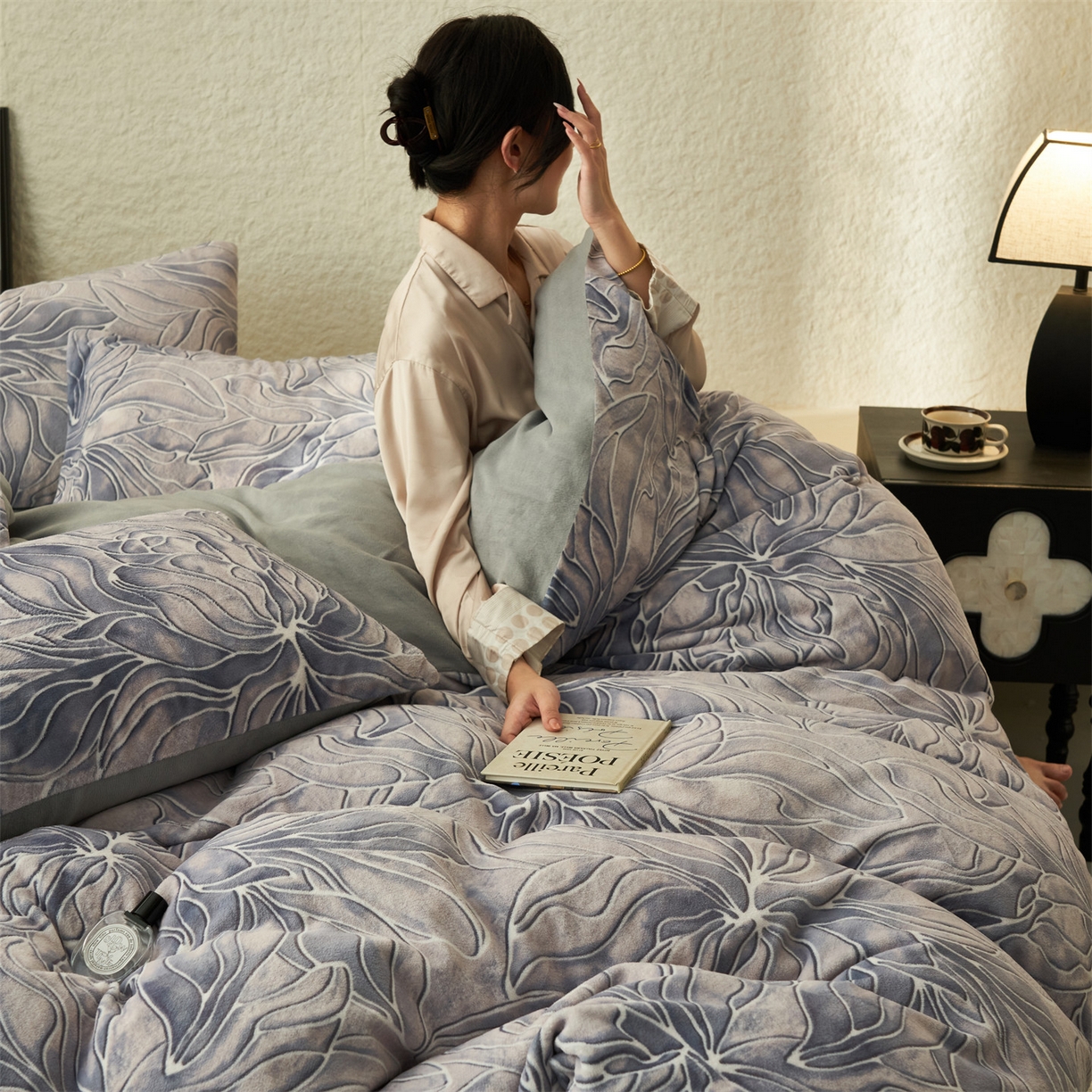 91家纺网 家纺一手货源 找家纺 金鹰 2025新款A类数码印花牛奶绒四件套绒套件 秋日恋曲