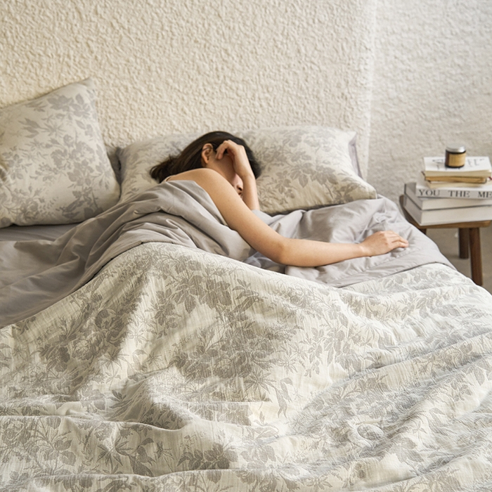 91家纺网 家纺一手货源 找家纺 宜代光年 2025新款60s水洗棉全棉提花夏被 繁花-灰