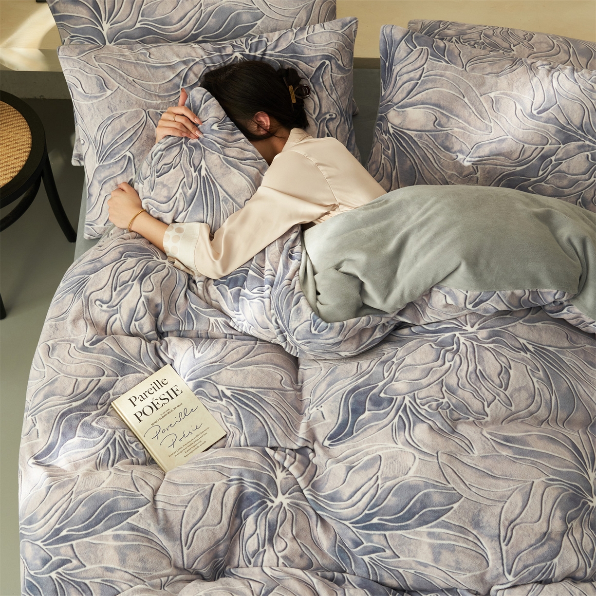 91家纺网 家纺一手货源 找家纺 金鹰 2025新款A类数码印花牛奶绒四件套绒套件 秋日恋曲