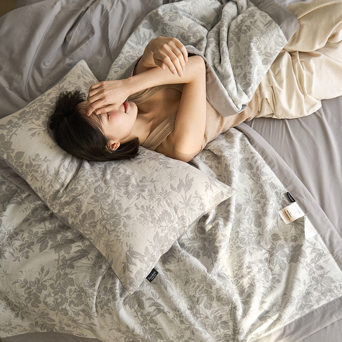 91家纺网 家纺一手货源 找家纺 宜代光年 2025新款60s水洗棉全棉提花夏被 繁花-灰