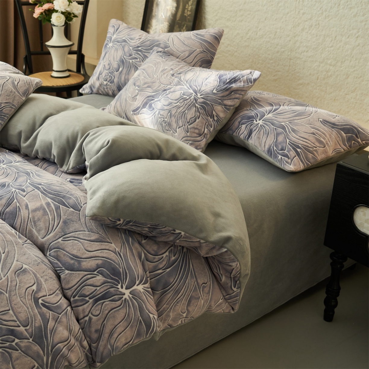 91家纺网 家纺一手货源 找家纺 金鹰 2025新款A类数码印花牛奶绒四件套绒套件 秋日恋曲