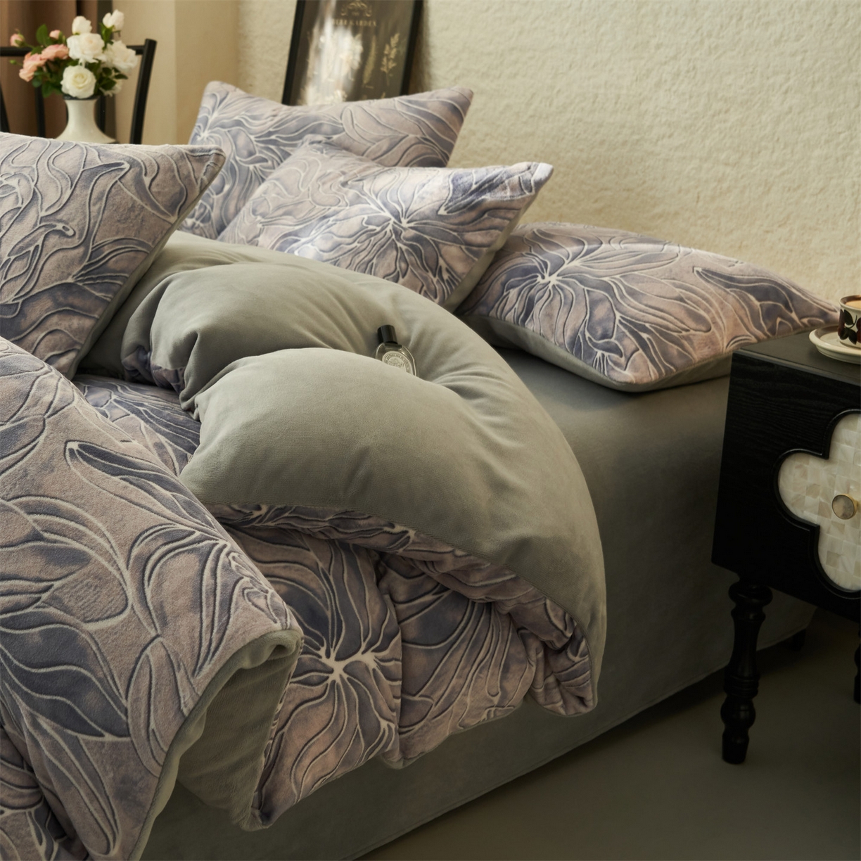 91家纺网 家纺一手货源 找家纺 金鹰 2025新款A类数码印花牛奶绒四件套绒套件 秋日恋曲