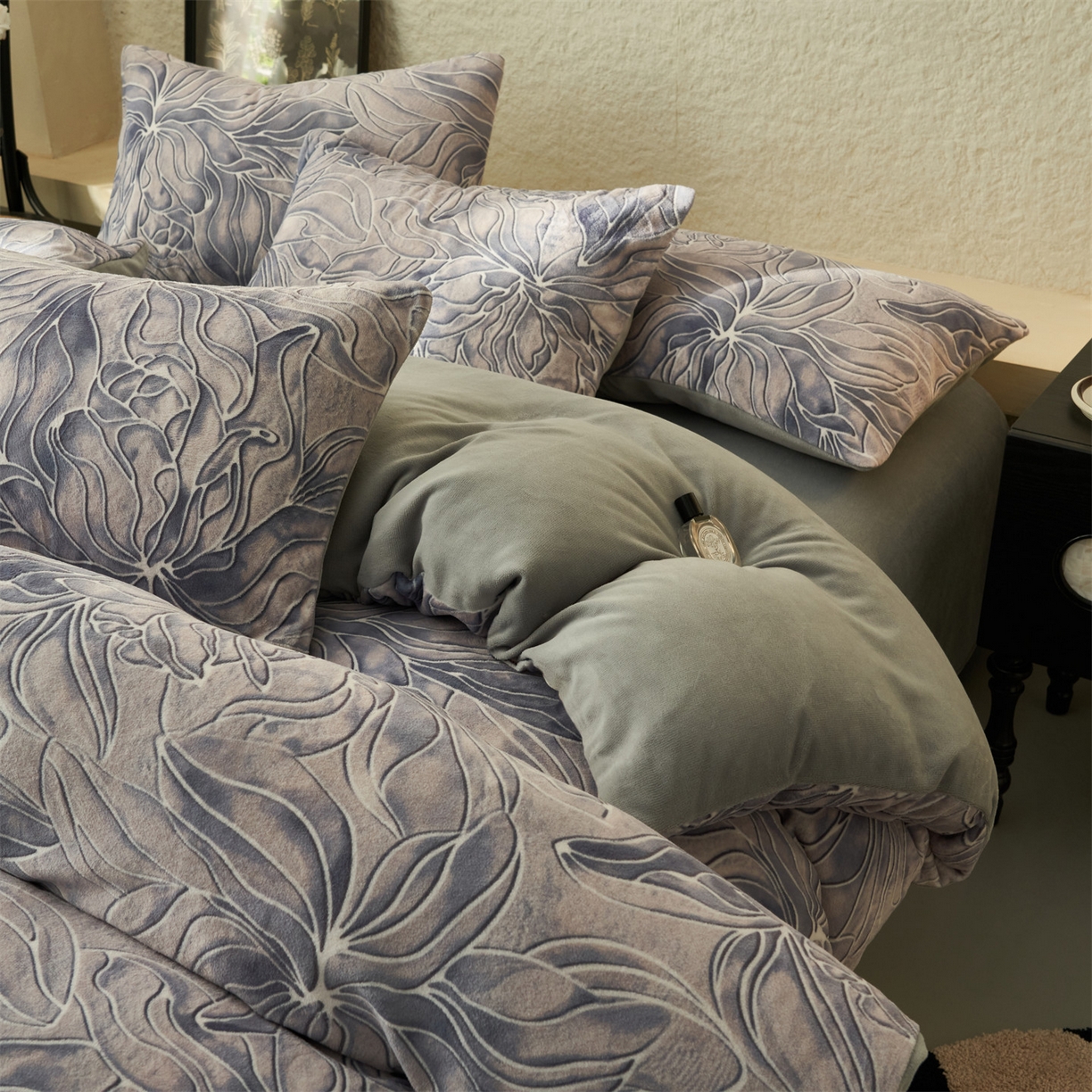 91家纺网 家纺一手货源 找家纺 金鹰 2025新款A类数码印花牛奶绒四件套绒套件 秋日恋曲