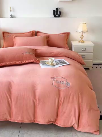 91家纺网 家纺一手货源 找家纺 梦莱斯 2025全消光加厚牛奶绒四件套 - 山茶花系列 山茶花-橙