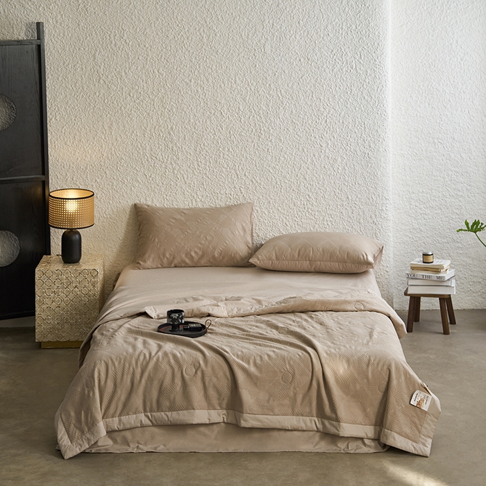 91家纺网 家纺一手货源 找家纺 宜代光年 2025新款60s水洗棉全棉提花夏被 卡曼