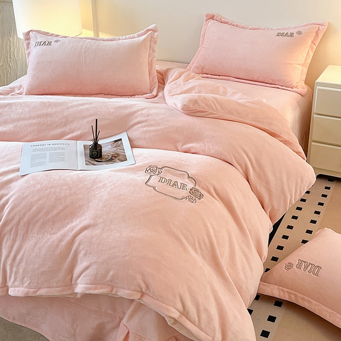 91家纺网 家纺一手货源 找家纺 梦莱斯 2025全消光加厚牛奶绒四件套 - 山茶花系列 山茶花-粉