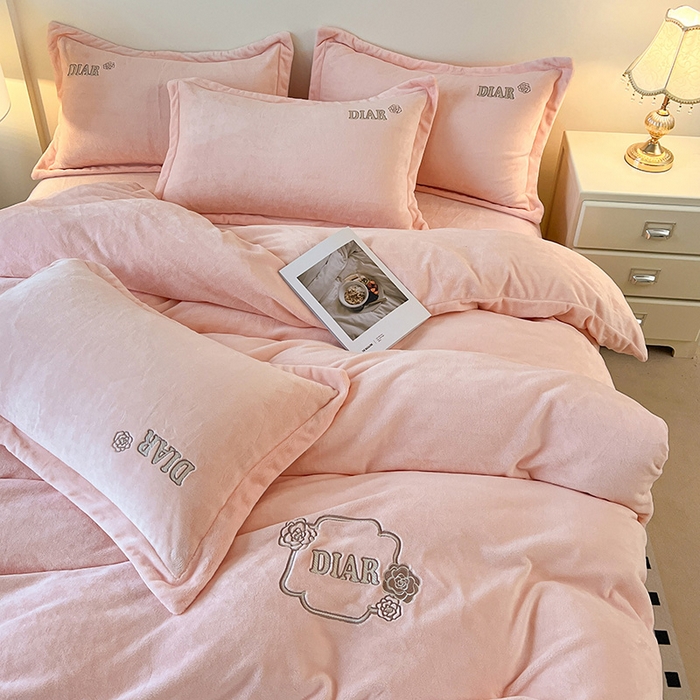 91家纺网 家纺一手货源 找家纺 梦莱斯 2025全消光加厚牛奶绒四件套 - 山茶花系列 山茶花-粉