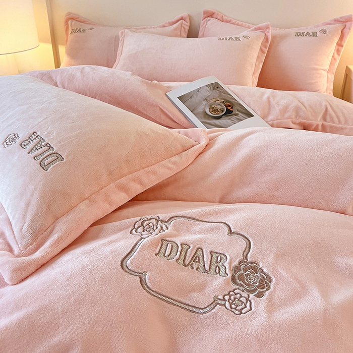 91家纺网 家纺一手货源 找家纺 梦莱斯 2025全消光加厚牛奶绒四件套 - 山茶花系列 山茶花-粉