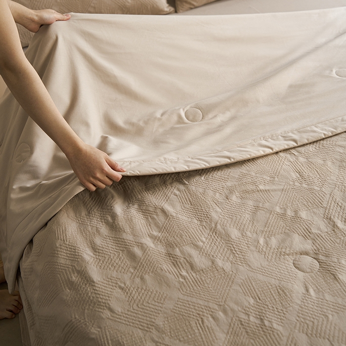 91家纺网 家纺一手货源 找家纺 宜代光年 2025新款60s水洗棉全棉提花夏被 卡曼