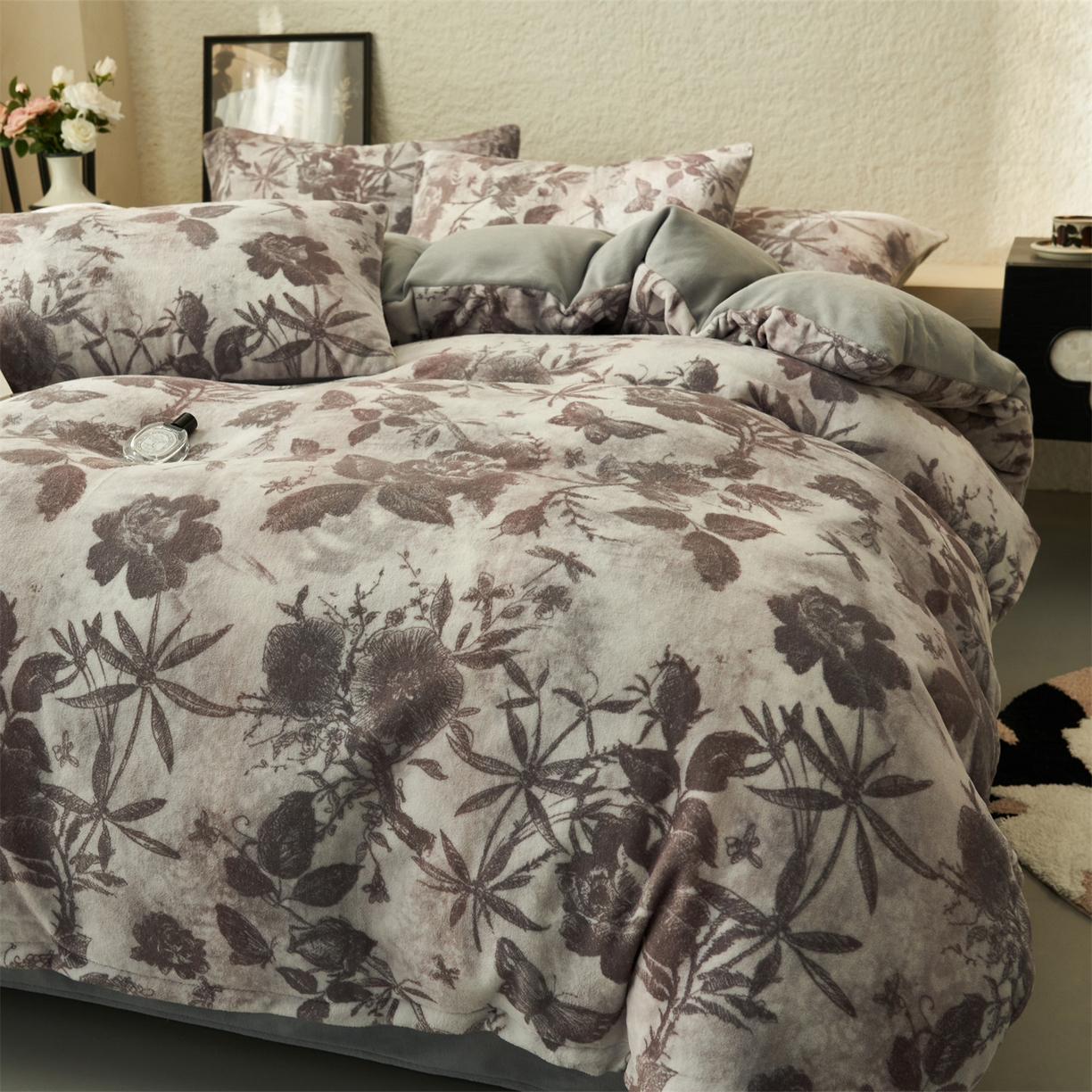 91家纺网 家纺一手货源 找家纺 金鹰 2025新款A类数码印花牛奶绒四件套绒套件 邂逅