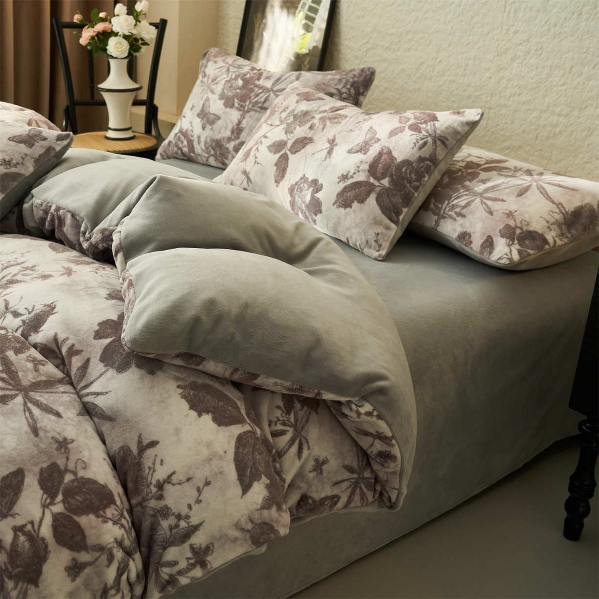 91家纺网 家纺一手货源 找家纺 金鹰 2025新款A类数码印花牛奶绒四件套绒套件 邂逅