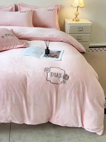 91家纺网 家纺一手货源 找家纺 梦莱斯 2025全消光加厚牛奶绒四件套 - 山茶花系列 山茶花-粉