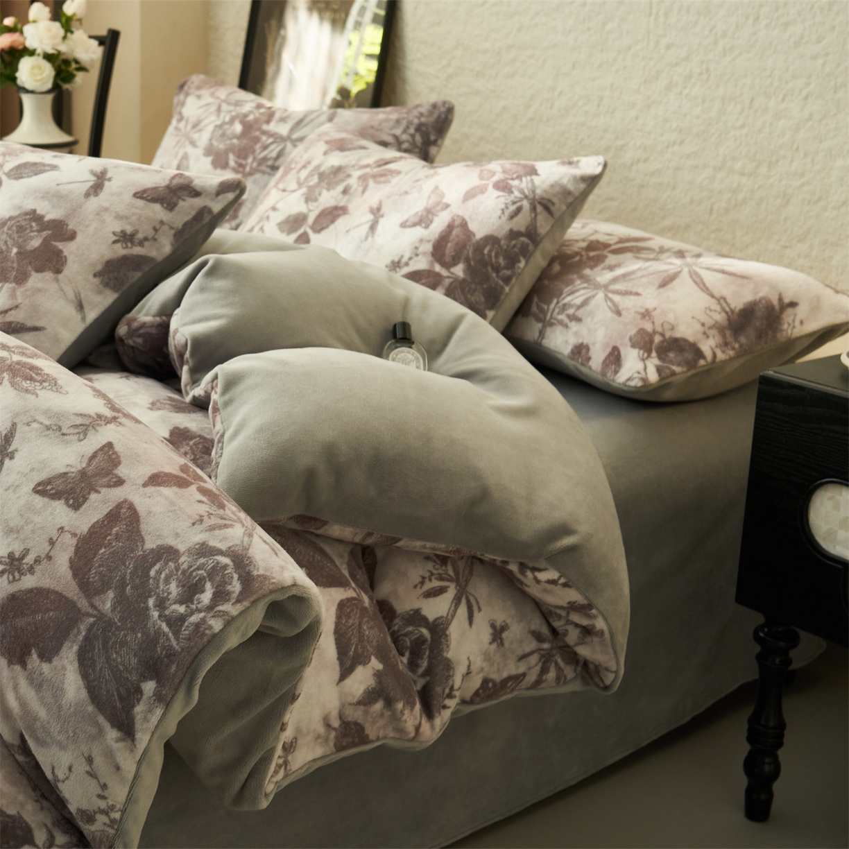 91家纺网 家纺一手货源 找家纺 金鹰 2025新款A类数码印花牛奶绒四件套绒套件 邂逅