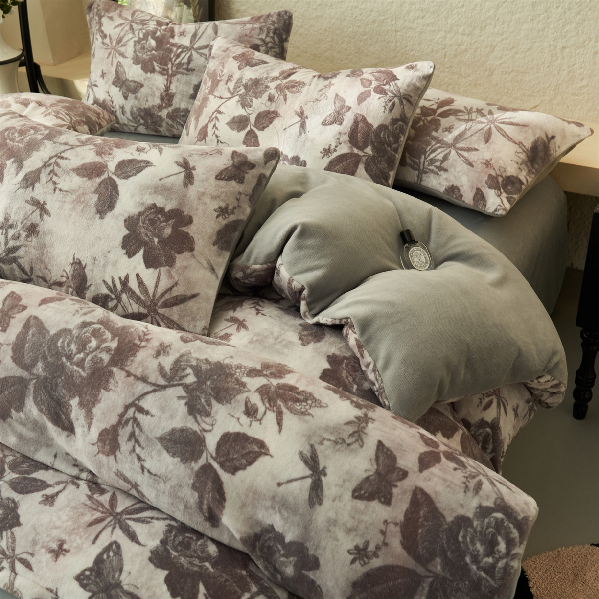 91家纺网 家纺一手货源 找家纺 金鹰 2025新款A类数码印花牛奶绒四件套绒套件 邂逅