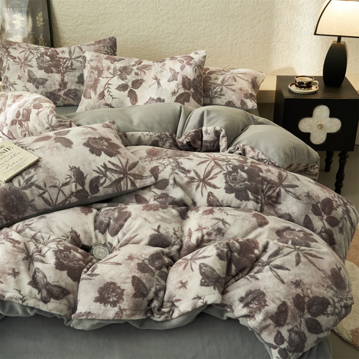 91家纺网 家纺一手货源 找家纺 金鹰 2025新款A类数码印花牛奶绒四件套绒套件 邂逅