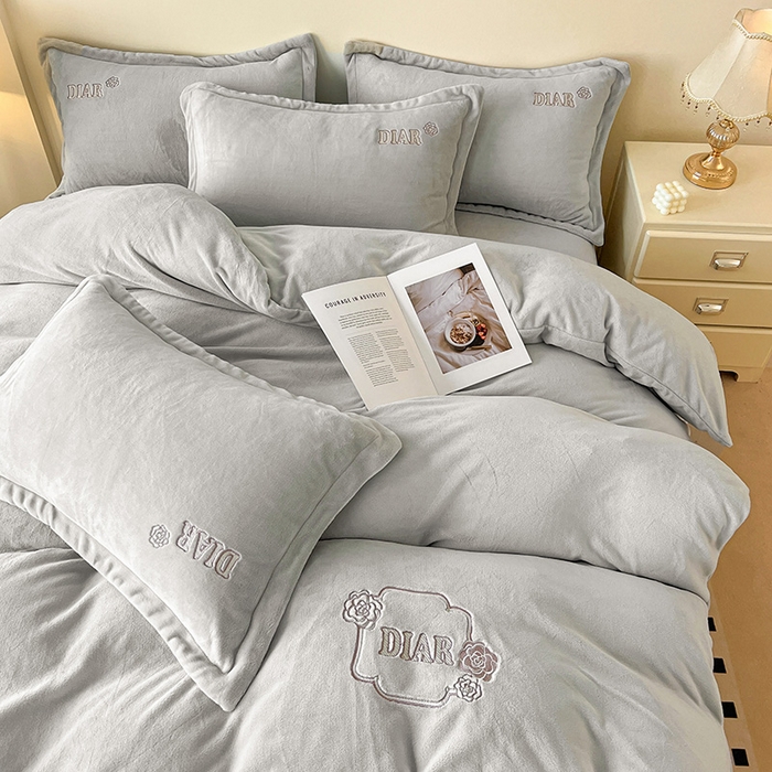 91家纺网 家纺一手货源 找家纺 梦莱斯 2025全消光加厚牛奶绒四件套 - 山茶花系列 山茶花-浅灰