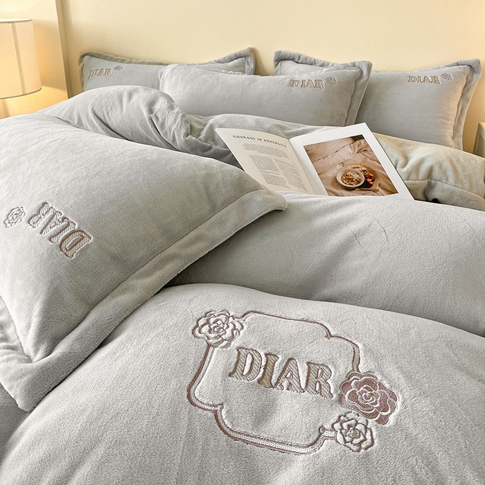 91家纺网 家纺一手货源 找家纺 梦莱斯 2025全消光加厚牛奶绒四件套 - 山茶花系列 山茶花-浅灰