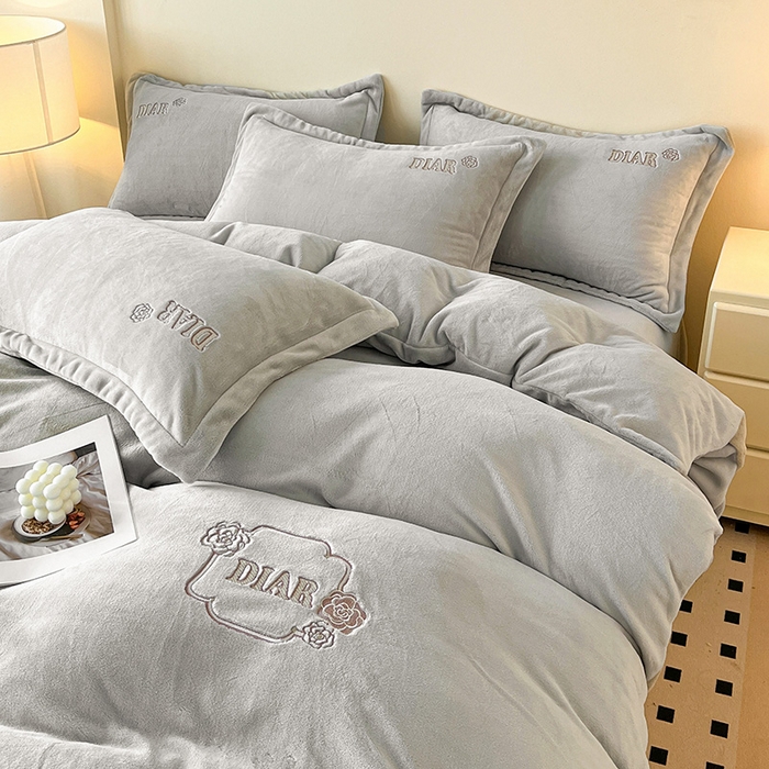 91家纺网 家纺一手货源 找家纺 梦莱斯 2025全消光加厚牛奶绒四件套 - 山茶花系列 山茶花-浅灰