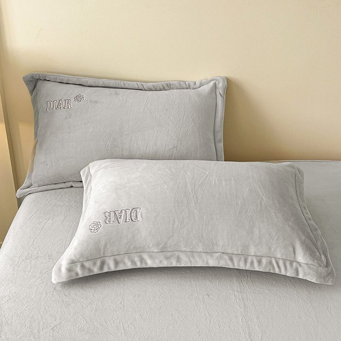 91家纺网 家纺一手货源 找家纺 梦莱斯 2025全消光加厚牛奶绒四件套 - 山茶花系列 山茶花-浅灰