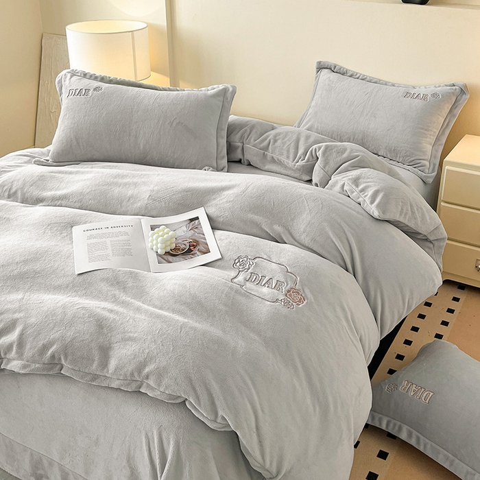 91家纺网 家纺一手货源 找家纺 梦莱斯 2025全消光加厚牛奶绒四件套 - 山茶花系列 山茶花-浅灰