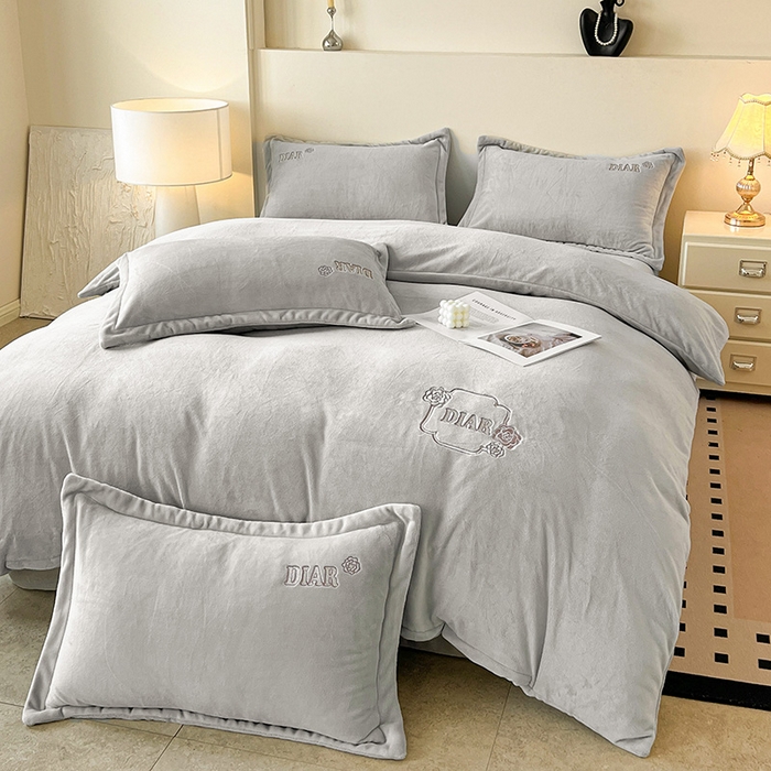 91家纺网 家纺一手货源 找家纺 梦莱斯 2025全消光加厚牛奶绒四件套 - 山茶花系列 山茶花-浅灰