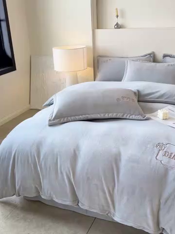 91家纺网 家纺一手货源 找家纺 梦莱斯 2025全消光加厚牛奶绒四件套 - 山茶花系列 山茶花-浅灰