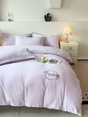 91家纺网 家纺一手货源 找家纺 梦莱斯 2025全消光加厚牛奶绒四件套 - 山茶花系列 山茶花-浅紫