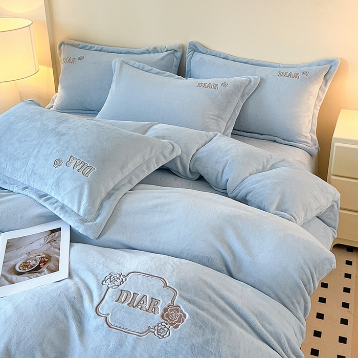 91家纺网 家纺一手货源 找家纺 梦莱斯 2025全消光加厚牛奶绒四件套 - 山茶花系列 山茶花-天蓝