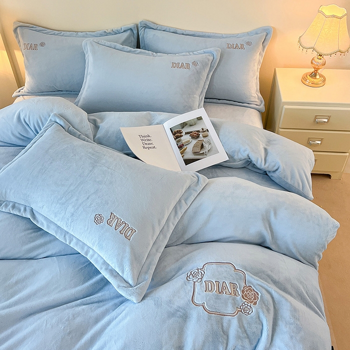 91家纺网 家纺一手货源 找家纺 梦莱斯 2025全消光加厚牛奶绒四件套 - 山茶花系列 山茶花-天蓝