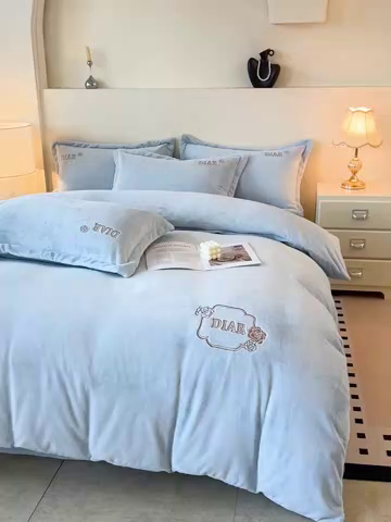 91家纺网 家纺一手货源 找家纺 梦莱斯 2025全消光加厚牛奶绒四件套 - 山茶花系列 山茶花-天蓝