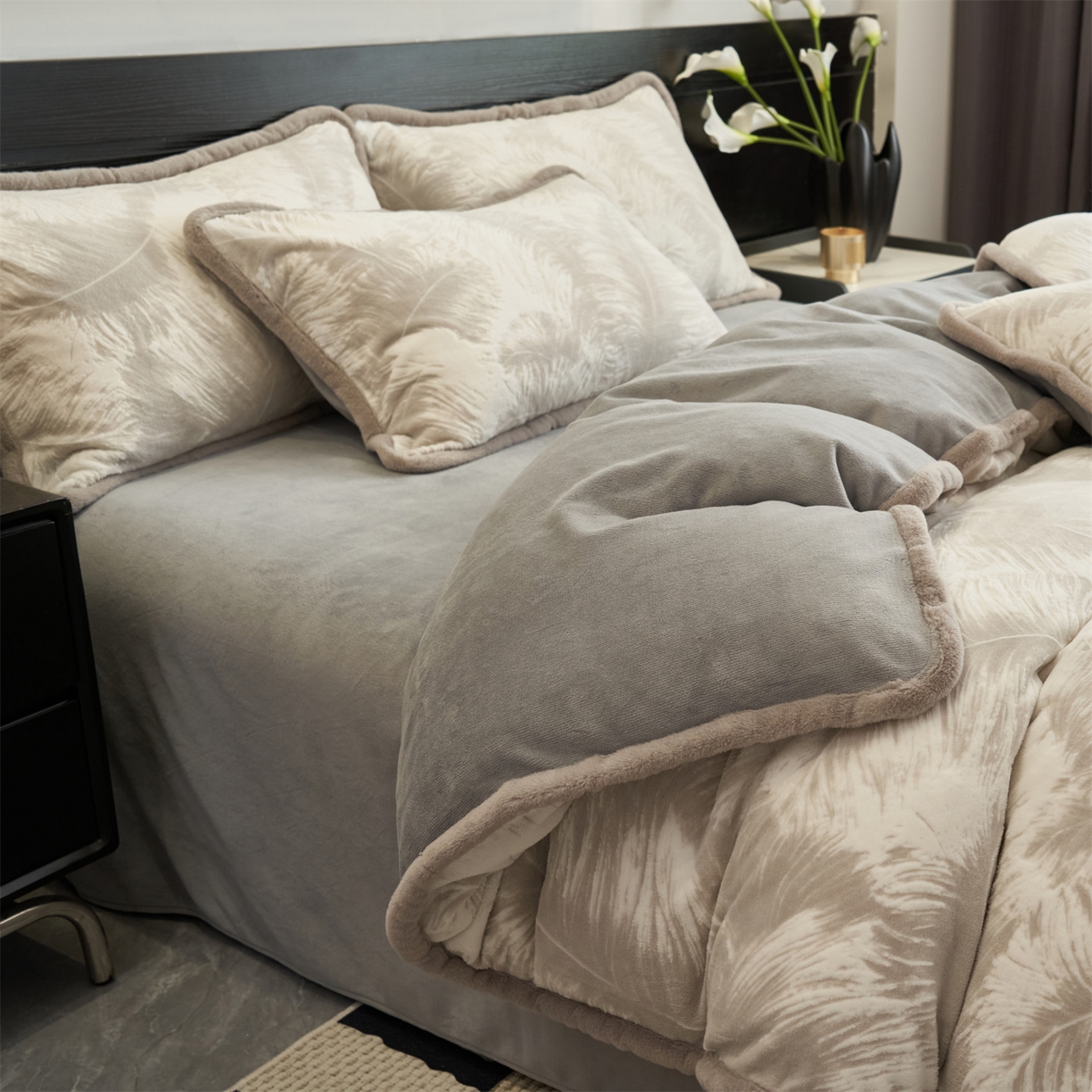 91家纺网 家纺一手货源 找家纺 金鹰 2025新款A类雕花牛奶绒烂花兔毛包边四件套 羽毛