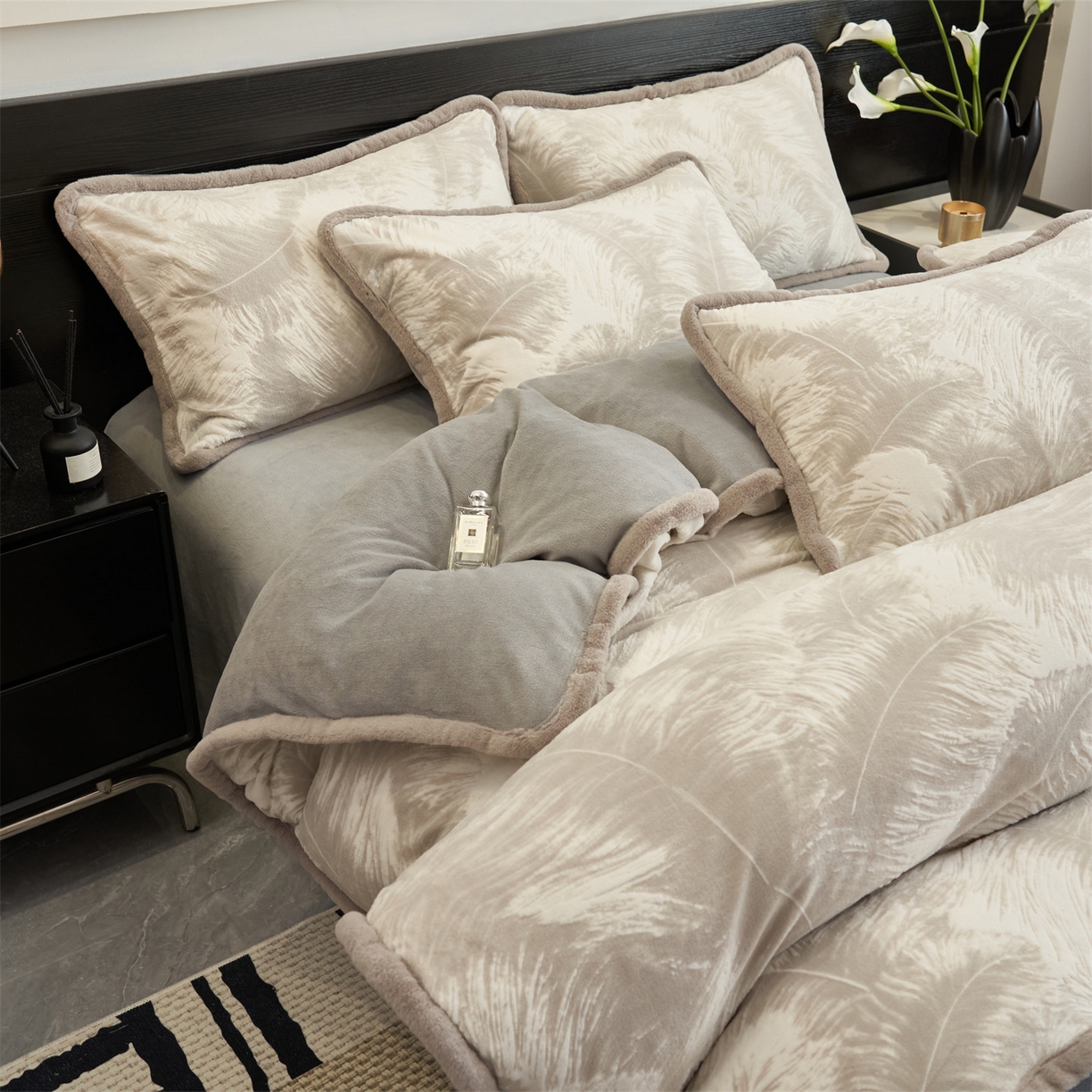 91家纺网 家纺一手货源 找家纺 金鹰 2025新款A类雕花牛奶绒烂花兔毛包边四件套 羽毛