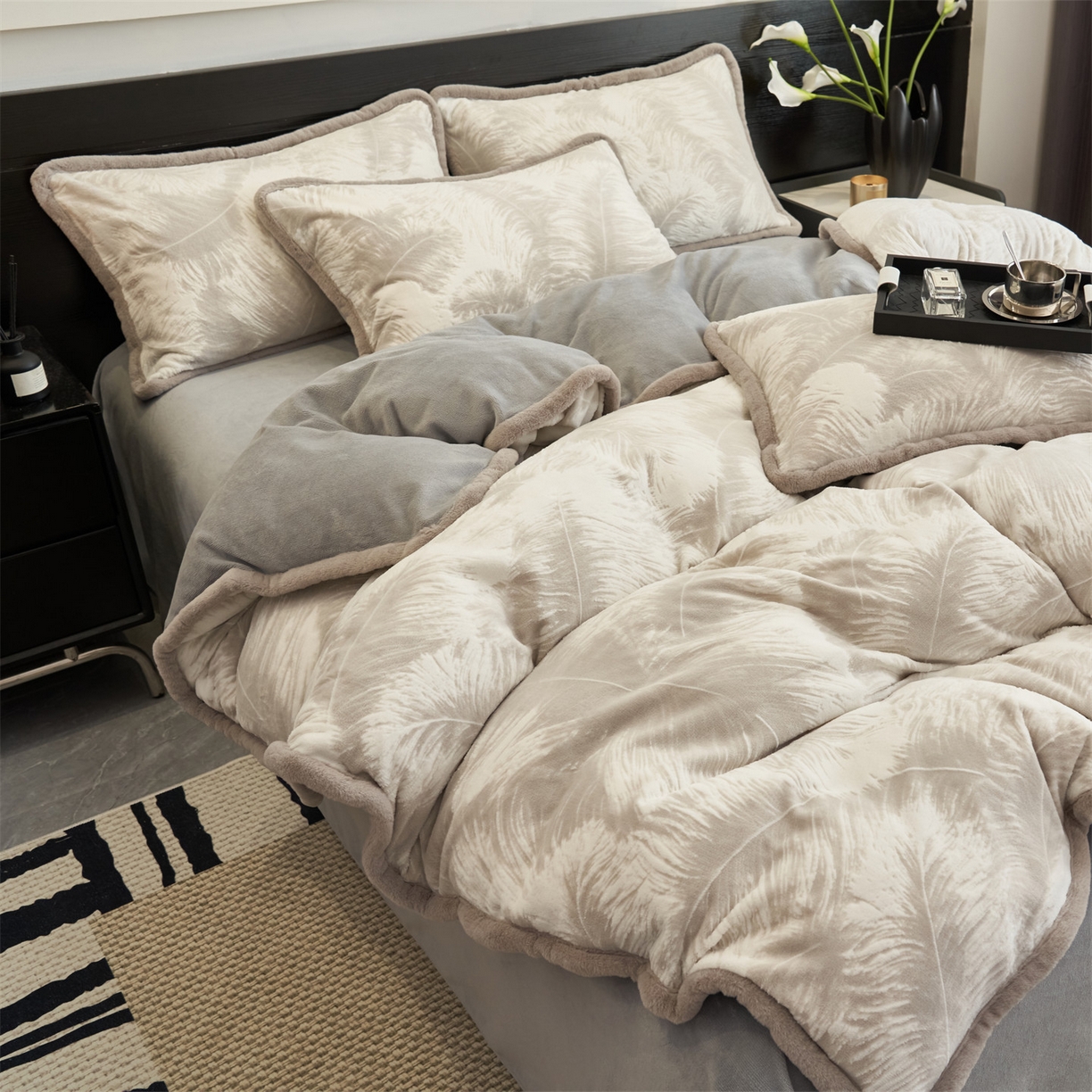 91家纺网 家纺一手货源 找家纺 金鹰 2025新款A类雕花牛奶绒烂花兔毛包边四件套 羽毛