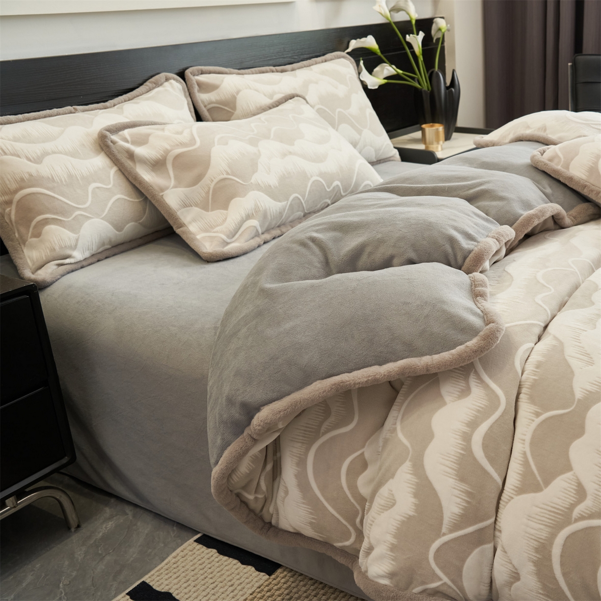 91家纺网 家纺一手货源 找家纺 金鹰 2025新款A类雕花牛奶绒烂花兔毛包边四件套 波澜壮阔