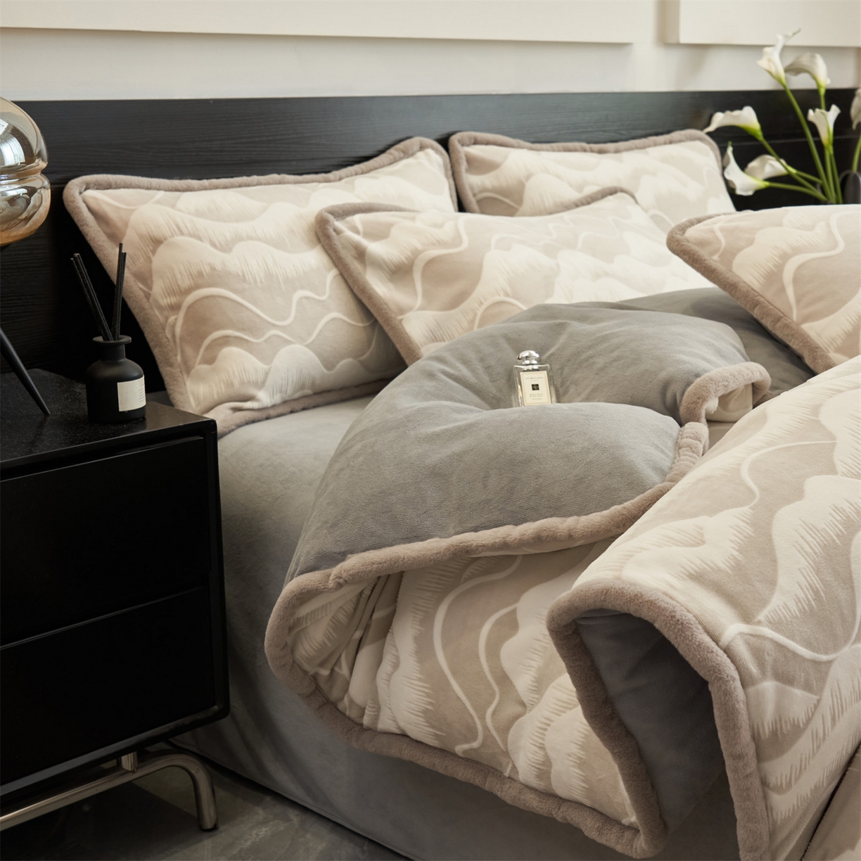 91家纺网 家纺一手货源 找家纺 金鹰 2025新款A类雕花牛奶绒烂花兔毛包边四件套 波澜壮阔