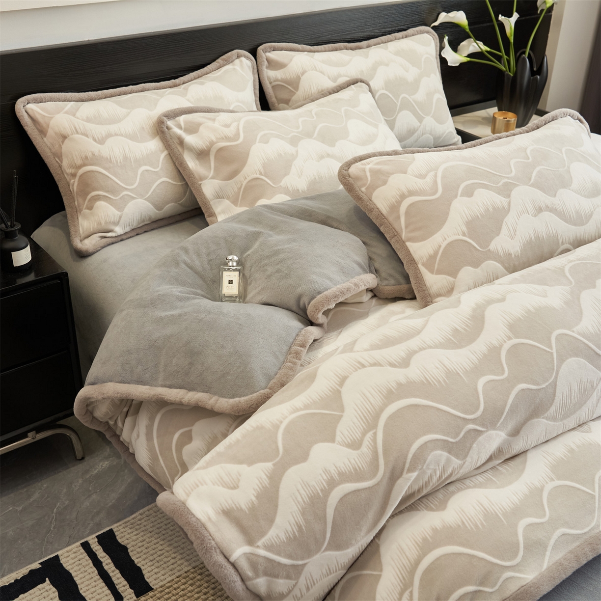 91家纺网 家纺一手货源 找家纺 金鹰 2025新款A类雕花牛奶绒烂花兔毛包边四件套 波澜壮阔