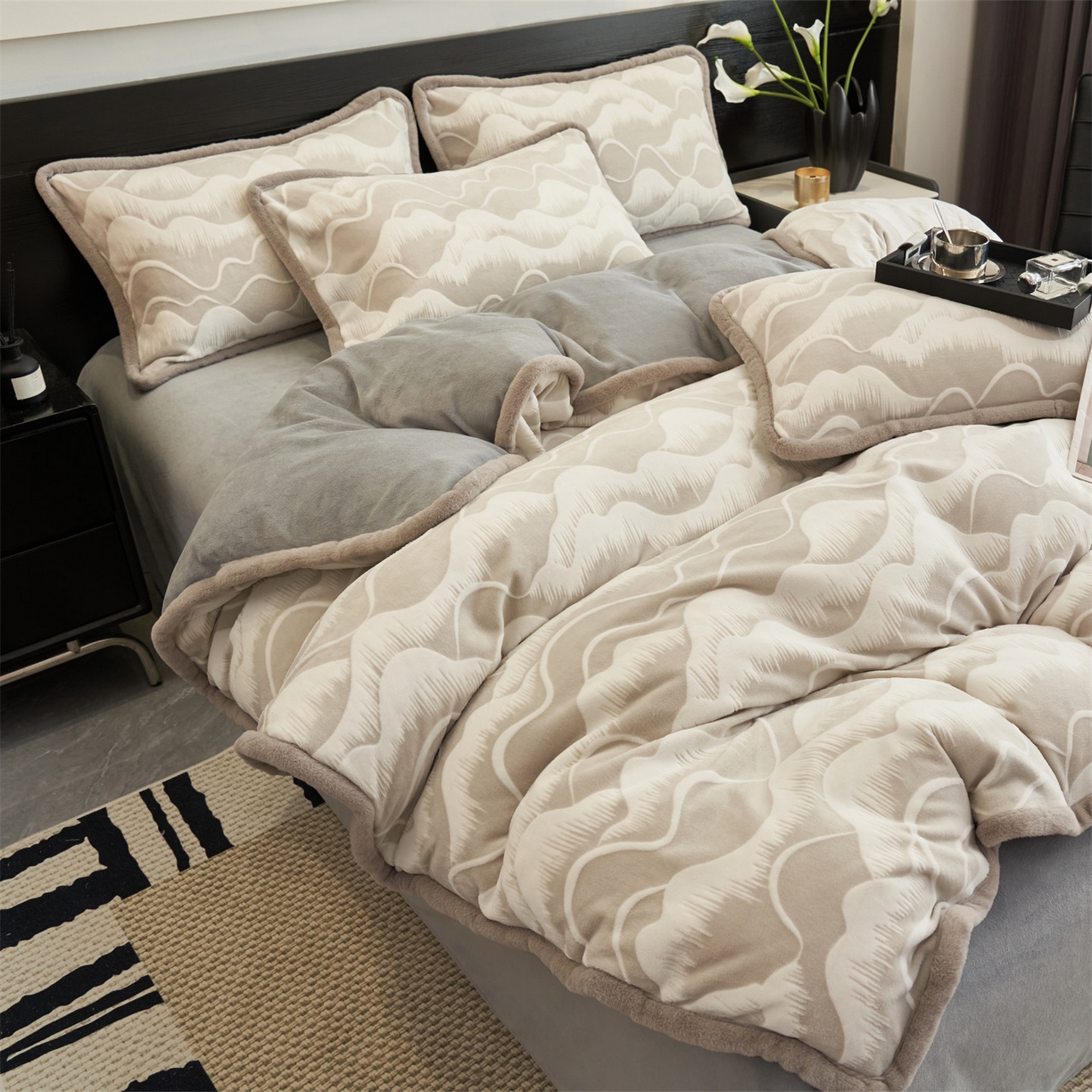 91家纺网 家纺一手货源 找家纺 金鹰 2025新款A类雕花牛奶绒烂花兔毛包边四件套 波澜壮阔