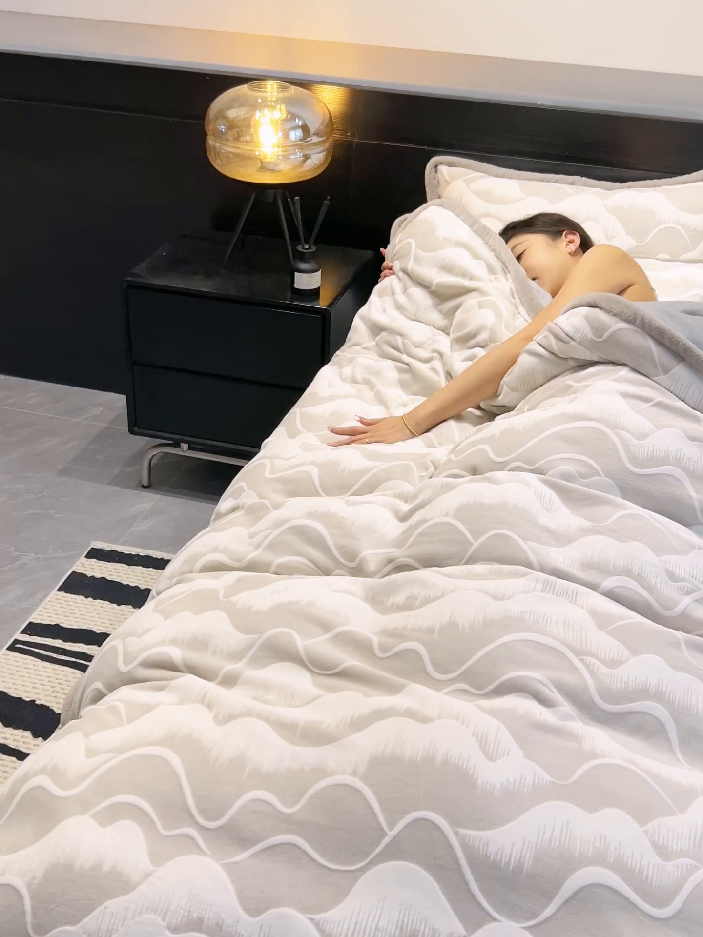 91家纺网 家纺一手货源 找家纺 金鹰 2025新款A类雕花牛奶绒烂花兔毛包边四件套 波澜壮阔