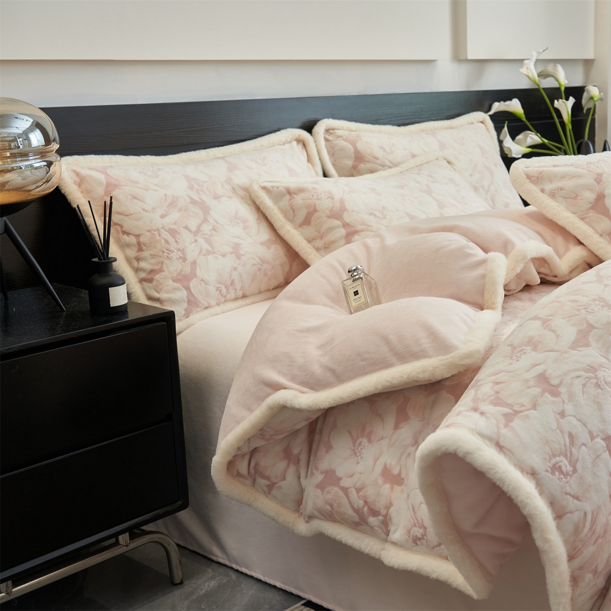 91家纺网 家纺一手货源 找家纺 金鹰 2025新款A类雕花牛奶绒烂花兔毛包边四件套 繁花