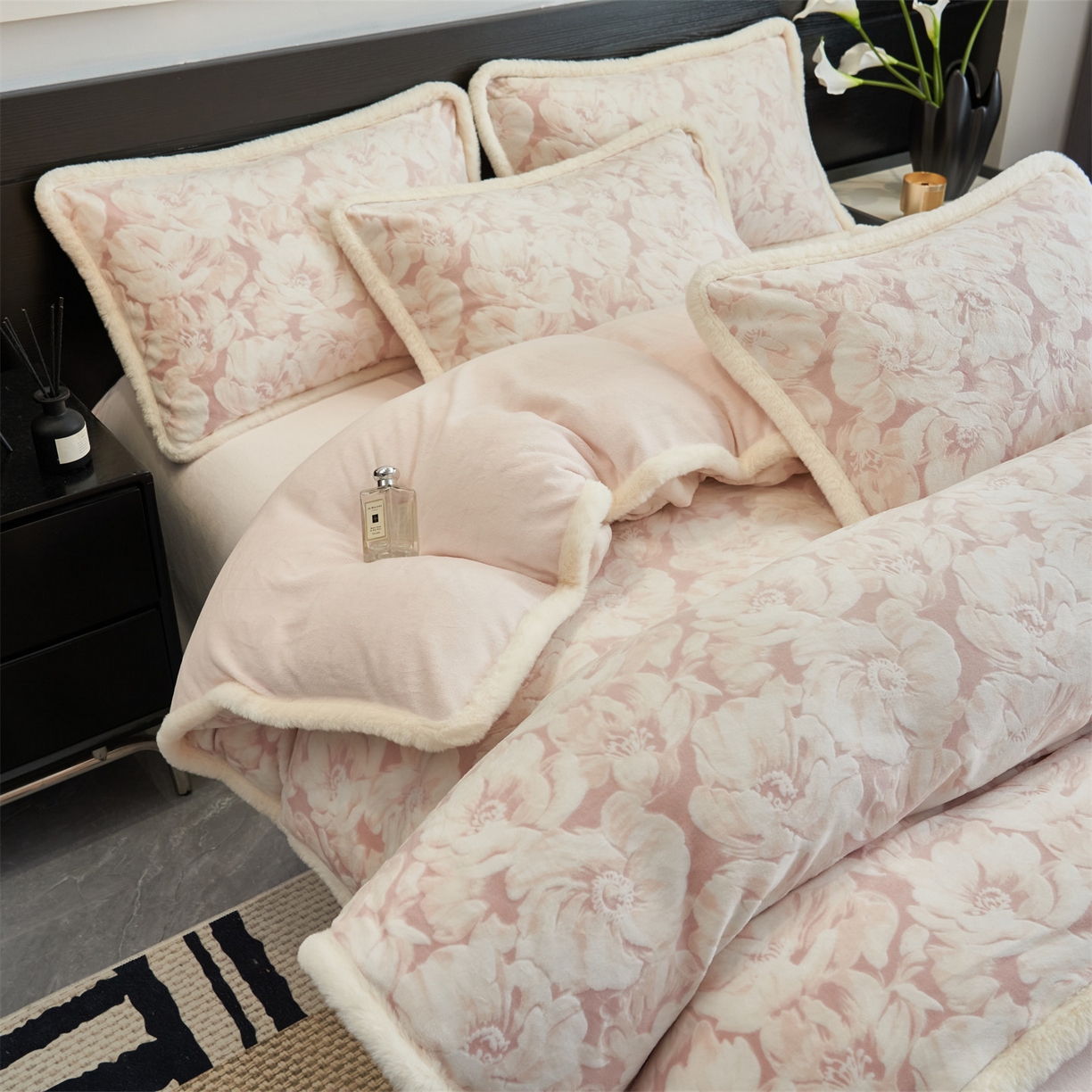 91家纺网 家纺一手货源 找家纺 金鹰 2025新款A类雕花牛奶绒烂花兔毛包边四件套 繁花