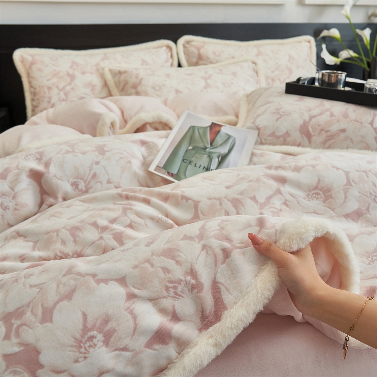 91家纺网 家纺一手货源 找家纺 金鹰 2025新款A类雕花牛奶绒烂花兔毛包边四件套 繁花